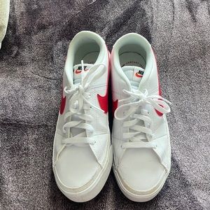 Nike low top tennis shoe